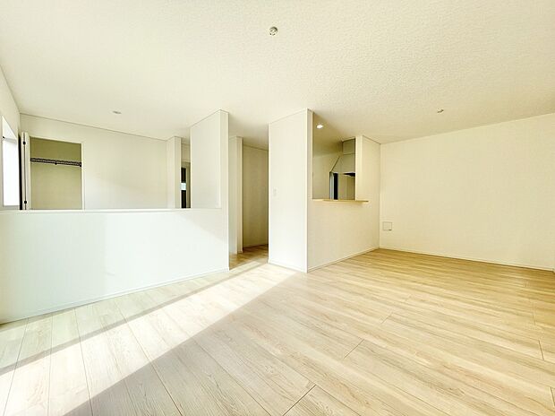 4号棟 約19帖超のLDKには窓から暖かい光が差し込みます。
小さなお子様にはキッズスペースを多目的にご利用いただけます。