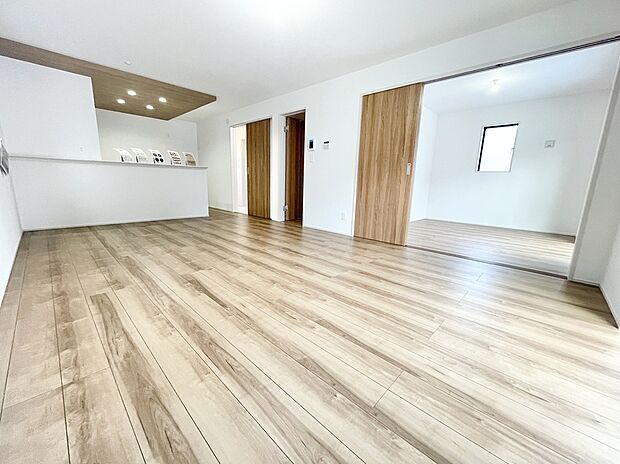 1号棟 リビング18帖あり、家具の配置も困らず広々使用できます。