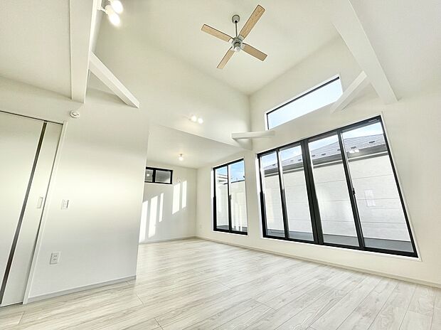 吹抜け付きの設計となっているため、開放的な雰囲気をご体感いただけます！