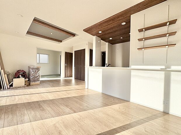 LDKには稼働棚やアクセントクロス、折り上げ天井で3面採光など魅力が溢れます。