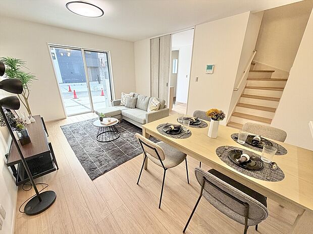 リビングイン階段を採用しておりますので、お出かけの際とお帰りの際は、毎回顔を合わせることが出来る素敵な間取りです。