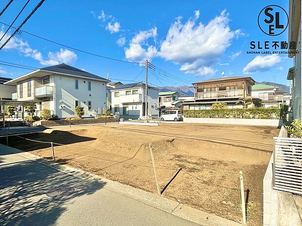 たっぷりの陽が射し込むリビングは家族のくつろぎスペース【撮影日】2026/01/06