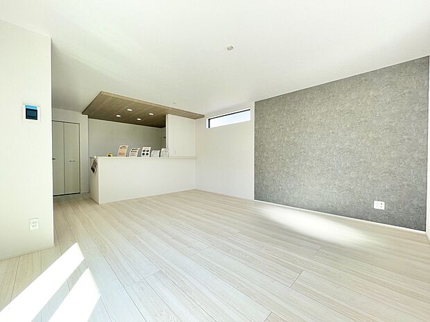 6号棟 日中は照明に頼らず過ごせるほど明るく、室内全体に開放感をもたらします。四季の移ろいを感じながら、穏やかな時間を楽しめる住まいです。