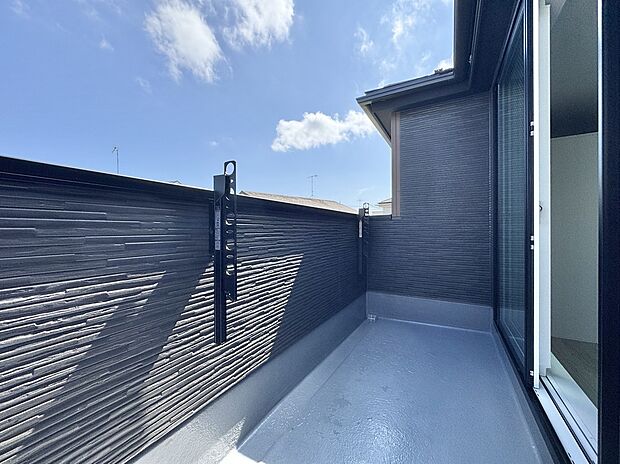 南面には広々としたワイドなバルコニーを採用しております。雨の際には浴室乾燥機もございますので、お洗濯物も比較的安心出来そうです。