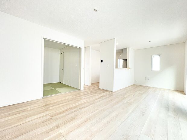 【リビング】6号棟　ＬＤＫ16帖は広々としていて、家族団らんの時間をゆったりお過ごしいただけます。