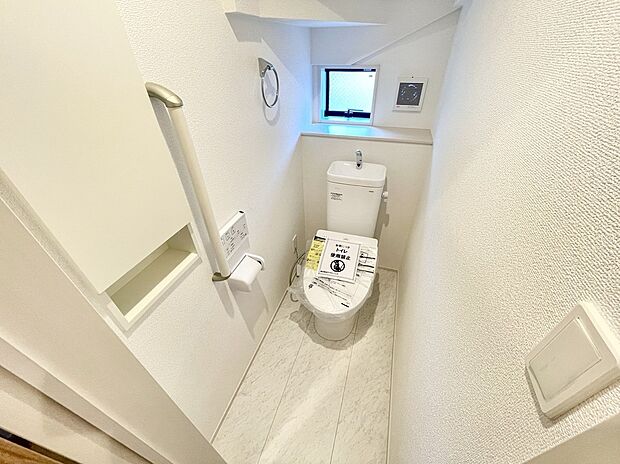 【トイレ】上下階シャワー付きトイレ。