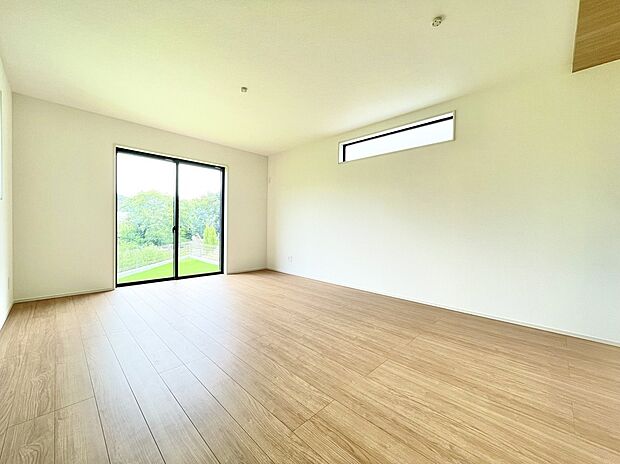 【リビング】2号棟 家族団らんの時間をゆったりお過ごしいただけます。窓からはのどかな風景を楽しむことが出来ます。