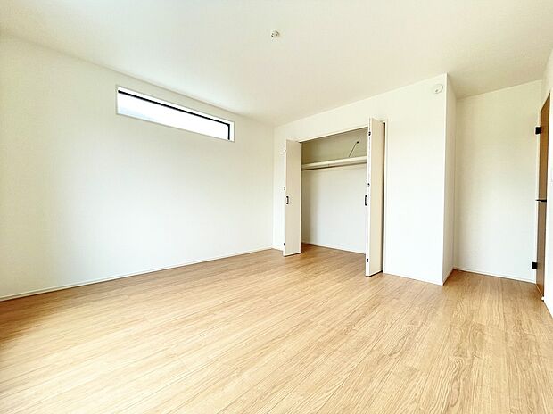 【リビング以外の居室】2号棟 建物主要構造部10年保証付き◎お部屋を最大限明るくするために上部にもお庭を設置しております。