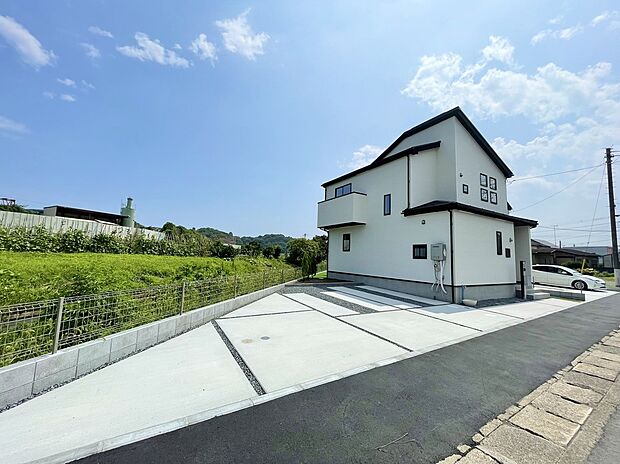 【駐車場】2号棟 カースペースは車種により3台駐車が可能です。お子様の自転車等を置く事も出来ます。