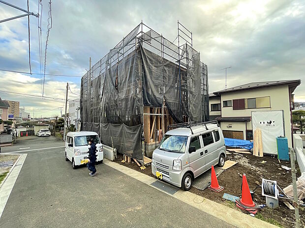 【外観】夜間でも街灯が設置されているため、防犯面でも安心感のある住環境となっています