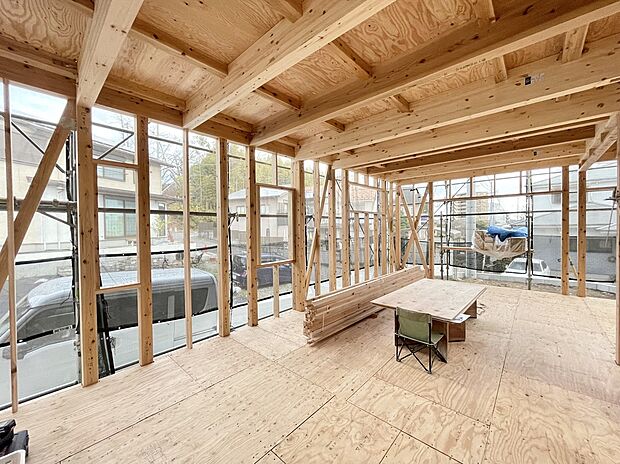 【内観】リビング階段を採用し、外出や帰宅時に必ず顔を合わせられる動線が、家族のコミュニケーションを自然に育みます。