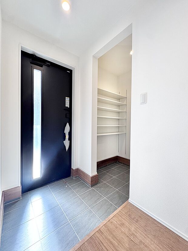 【玄関収納】家族の靴をたっぷり収納していただけるシューズクローク付き！