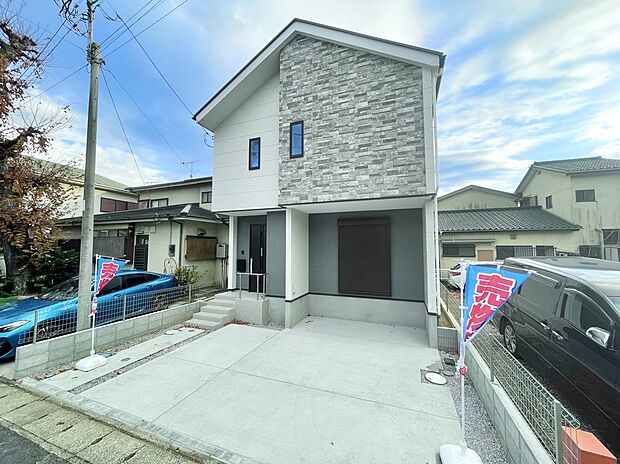 【駐車場】隣地が駐車場となっており、室内外において広さや開放感が感じられる物件となっております。ぜひ現地にてご体感ください！