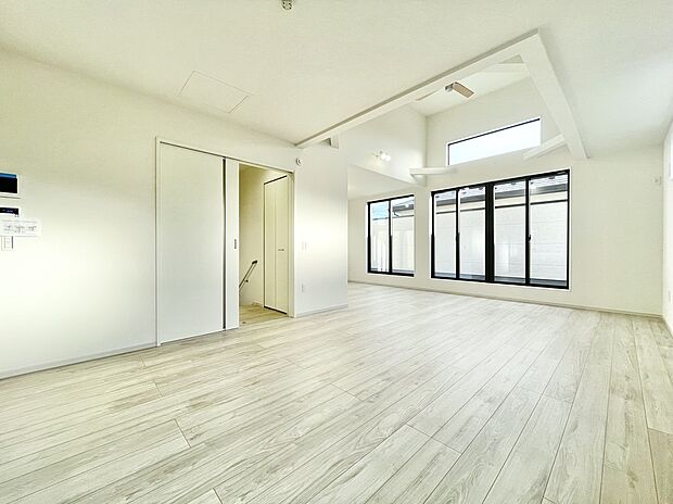 【リビング】吹抜け付きの２階リビングでプライバシーも守られており、おくつろぎの時間をお楽しみいただけます。陽当り・通風共に良好です！