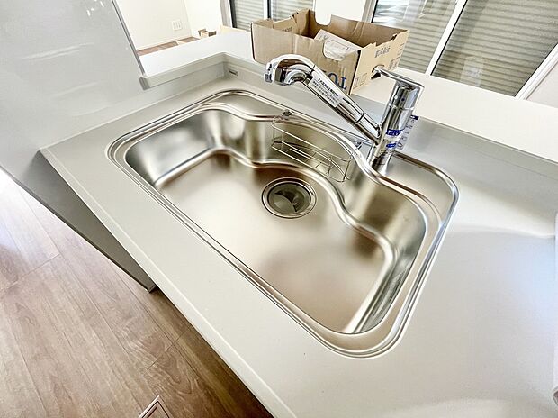 【■浄水器一体型水栓】蛇口をひねれば、いつでも美味しい水が飲めるのは大きなメリットです。
ウォーターサーバーやペットボトルをその都度入れるのは大変ですが、シンク内の蛇口から浄水出れば楽に炊事ができますね。