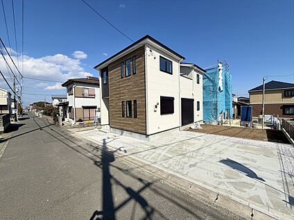 前面道路を含む外観