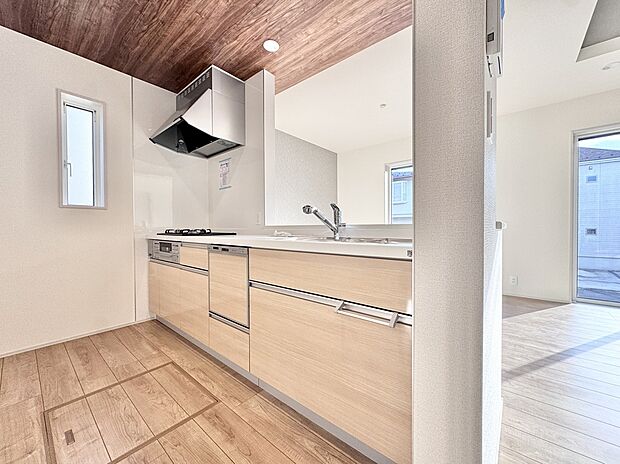 【キッチン】対面式システムキッチン。食洗器や床下収納、お洒落なポップアップ天井があるキッチン。