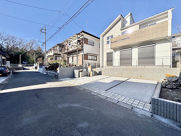 【前面道路含む外観】南側の前面道路は約4.6ｍのゆとりある交通量が比較的少ない道路のため、駐車も比較的ストレスなく可能です。