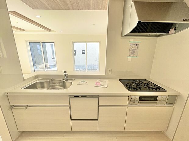 【キッチン】4号棟 ■システムキッチン
主婦の方に支持されているカウンターキッチンです。
お子様から目を離さず料理が出来ます。