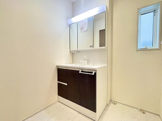 【洗面台・洗面所】4号棟 ■三面鏡洗面台 シャワーヘッド付き
三面鏡は真正面から見ただけでは気付けない色んな角度から確認でき、収納スペースが豊富であるということがメリットです。