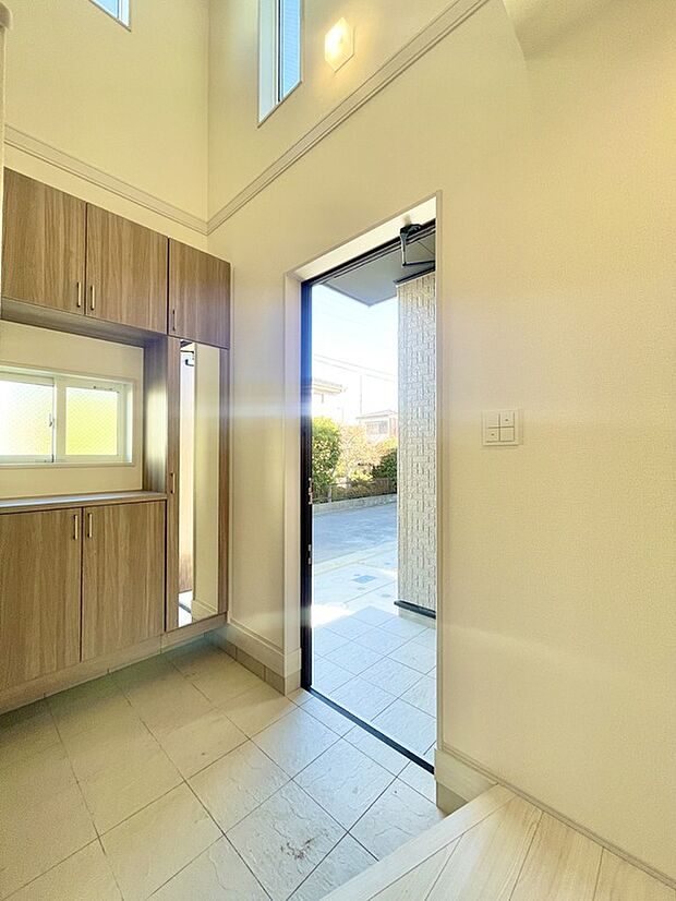 【玄関】収納付きの為、突然の来客時にもスッキリ整頓していただけます。