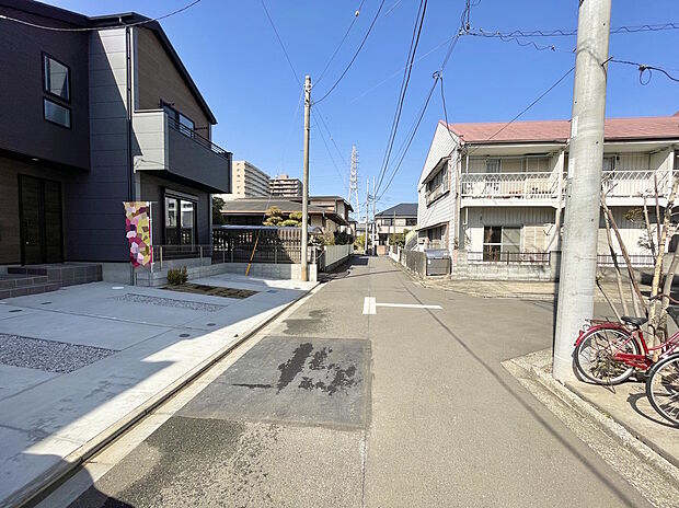 【前面道路を含む外観】1号棟 前面道路はT字路となっておりますので、駐車についても楽々可能となっております。 2026/02/15時点