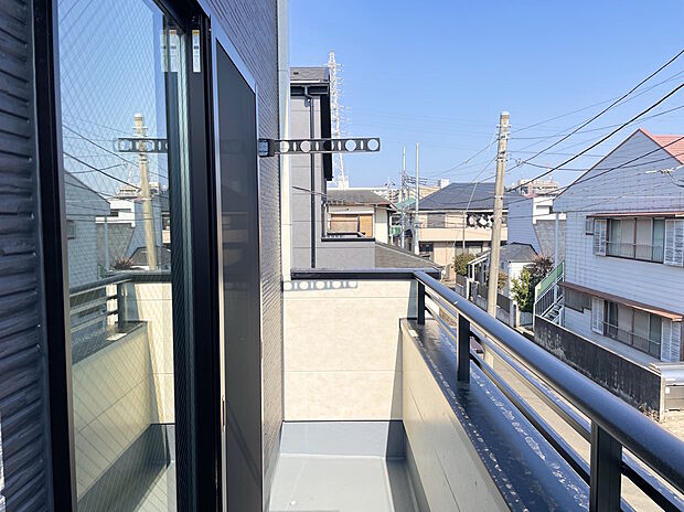 【バルコニー】2号棟 バルコニーは東側にありますが、南側に遮るものが無く晴れた日には洗濯物がよく乾きます◎