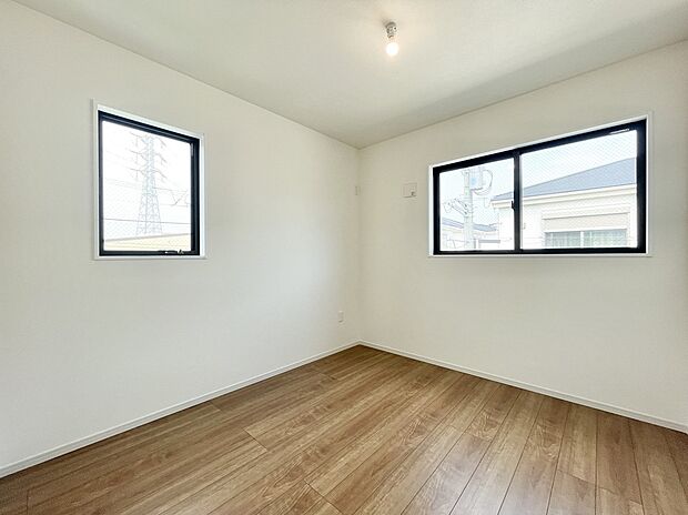 【リビング以外の居室】1号棟 2面採光のお明るいお部屋になります。明るいお部屋は自然と気持ちまで明るくなってきそうですね。