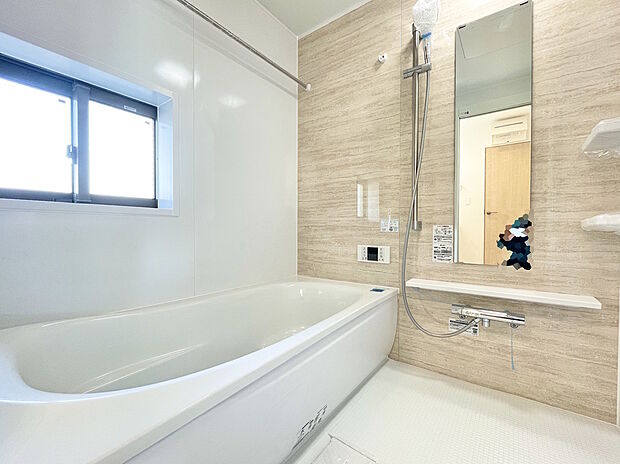 【浴室】1号棟 一日の疲れを癒してくれる、広々とした快適バスルーム。