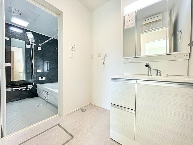 【洗面台・洗面所】2号棟 お風呂上がりやお洗濯の際もスムーズに移動でき、家事の負担を軽減してくれます。