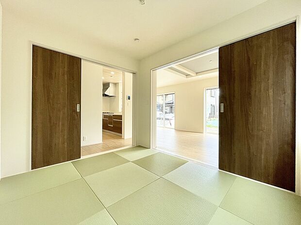 【リビング以外の居室】2号棟 日本人には落ち着く和室もそろえております。