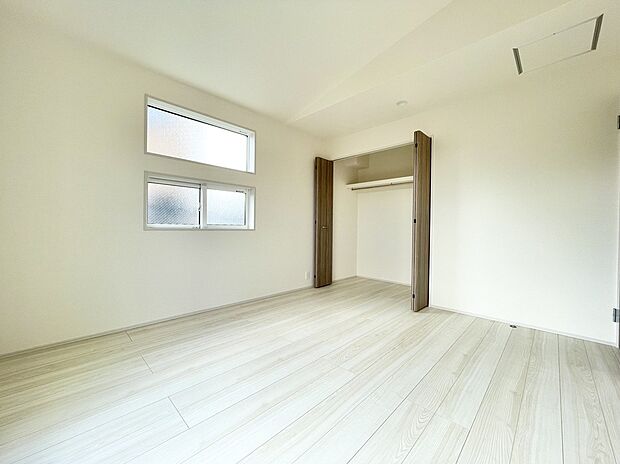 【リビング以外の居室】各居室収納付きのため、お部屋を最大限有効活用していただけます。