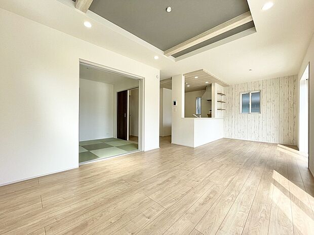 【リビング】2号棟 南面から心地よい日差しが差し込みます！