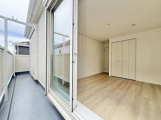 【バルコニー】2部屋行き来できるワイドなバルコニーは陽当たり良好◎