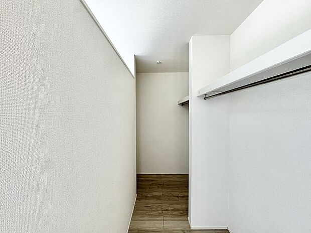 【収納】主寝室には広々とした収納を完備しております。収納をうまくご活用することでお部屋を最大限に広くお使い頂けます。