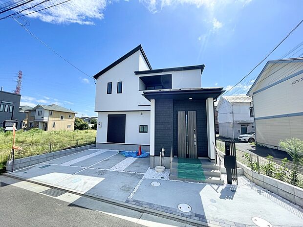 【駐車場】毎日の車の出し入れもスムーズにできる、ゆとりある前面道路に面した住まいです。