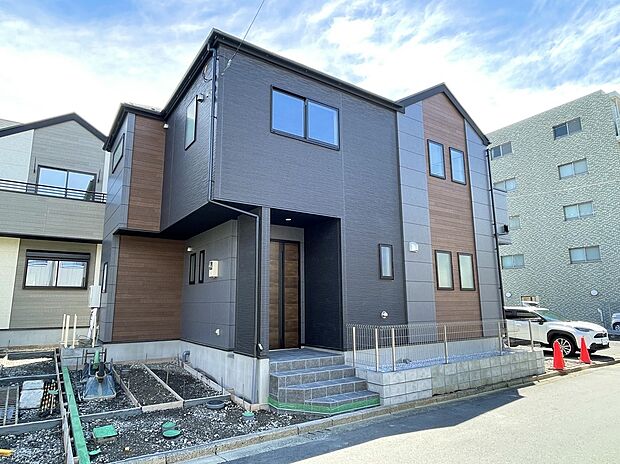 【外観】1号棟 本厚木駅徒歩18分。落ち着いた色合いの外観が青空に映える住まいは、子育てしやすい穏やかな住環境が魅力です。【撮影日】2026/08/28
