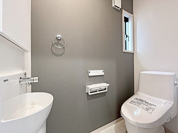 【トイレ】1階は独立手洗い付きのトイレを採用。来客時にも便利で、すっきりとした空間が上質な印象を演出します。※画像は弊社施工例