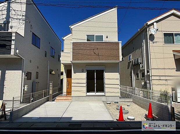 ≪2号棟外観≫
敷地内駐車場完備☆
周辺は交通量の少ない生活道路なので小さなお子様を持つご家庭も安心です♪