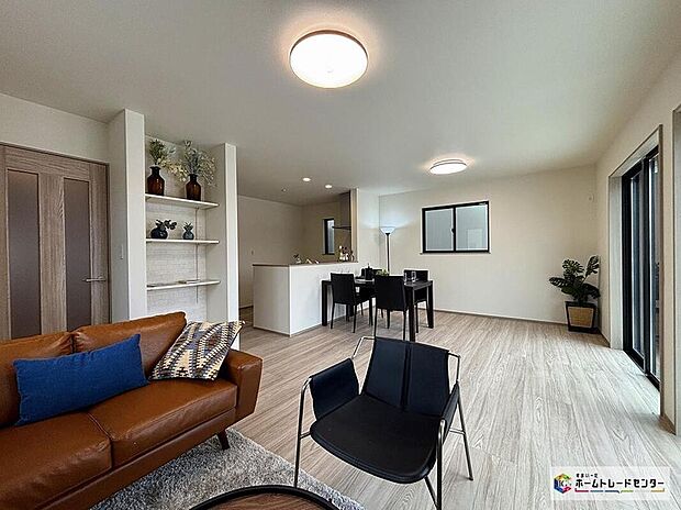 住まいの中心となるLDKは広々とした快適空間。大きな窓からは優しい陽の光が心地よく明るい空間です。ご家族がゆったりとくつろげる居心地の良い空間です。