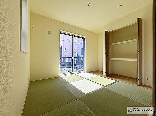 陽光がやさしく差し込む心地よい和室♪畳の香りに包まれながら、くつろぎの時間を楽しめます！大容量の押入れ付きで布団や季節物もすっきり収納！お子様の遊び場や来客用のお部屋としても大活躍です♪