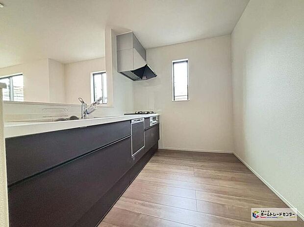 ☆キッチン☆B号棟
対面式キッチンからは、リビングにいるご家族の様子が一目で分かります。小さいお子様がいても安心です。