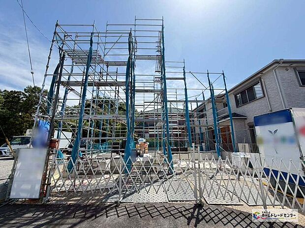 【現地外観写真】
一戸建ての大きなメリットは、「自分の土地」を自由に使えること。好きなペットとの暮らし、ガーデニングやDIY、車やバイクの手入れなど様々な趣味を楽しめます♪