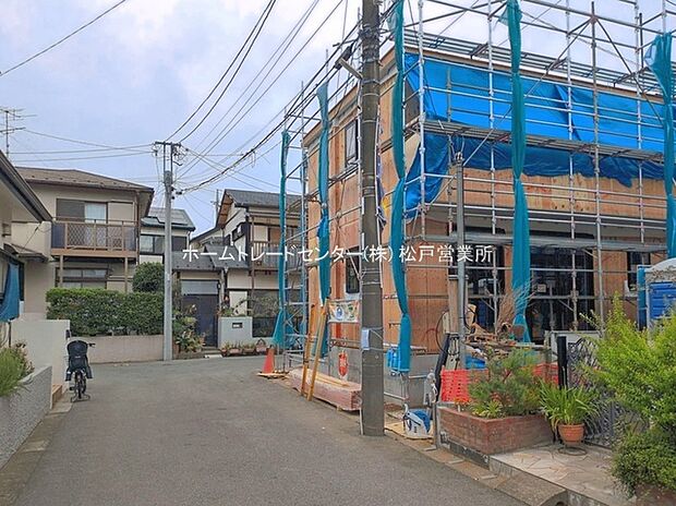 陽光と風の心地よさを感じる角地の住まい♪
住人以外の車の進入も少なく、小さなお子様を持つご家庭にも安心です♪