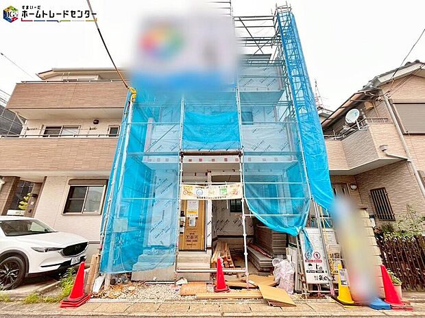 住まいの理想を叶える南面道路の邸宅♪採光良好な3階建て物件です♪
ビルトインガレージ付きの物件なので雨の日でも安心です♪