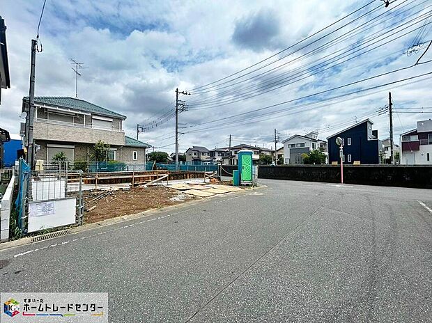 前道が８ｍあるので、車庫入れが苦手な方でも安心して入れられます。
