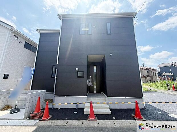 【1号棟】
一戸建ての大きなメリットは、「自分の土地」を自由に使えること。好きなペットが飼えるほか、ガーデニングやＤＩＹ、車やバイクの手入れなど様々な趣味を楽しめます♪