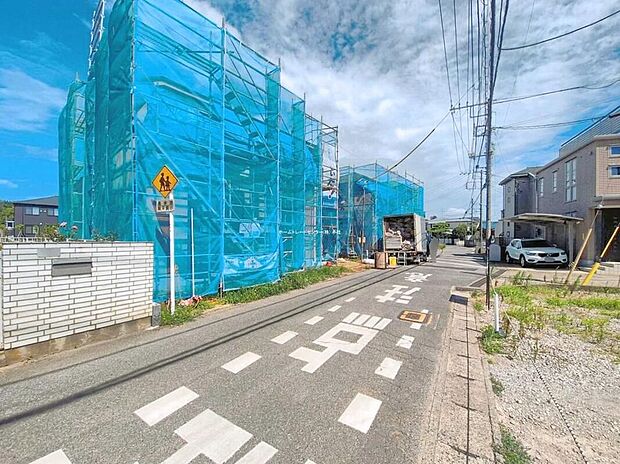 車通りの少ない前面道路 小さなお子様がいても安心です。当日のご見学予約も承ります。同じものは2つとない「夢のマイホーム」との出会いが待っているかもしれません。