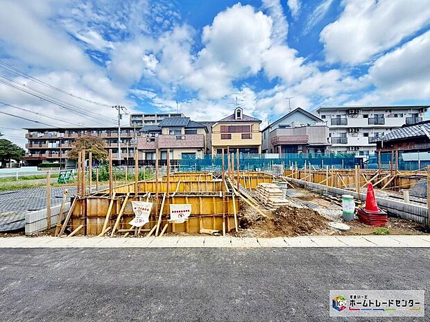 【2号棟】
JR常磐線「松戸」駅まで徒歩13分の好立地!都心へのアクセスに便利です!中部小学校まで徒歩10分でお子様の登下校も安心です♪買物施設も徒歩圏内で住環境良好です☆