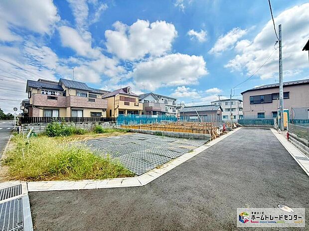 前面道路は約4m。通り抜けできない区画なので、車の往来が少なく小さいお子様も安心です。車の駐車も落ち着いてできますね。